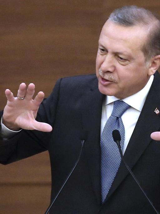 Der Präsident der Türkei, Recep Tayyip Erdogan, während einer Rede am 19.4.2016 in Ankara, sprechend, mit den Händen gestikulierend.