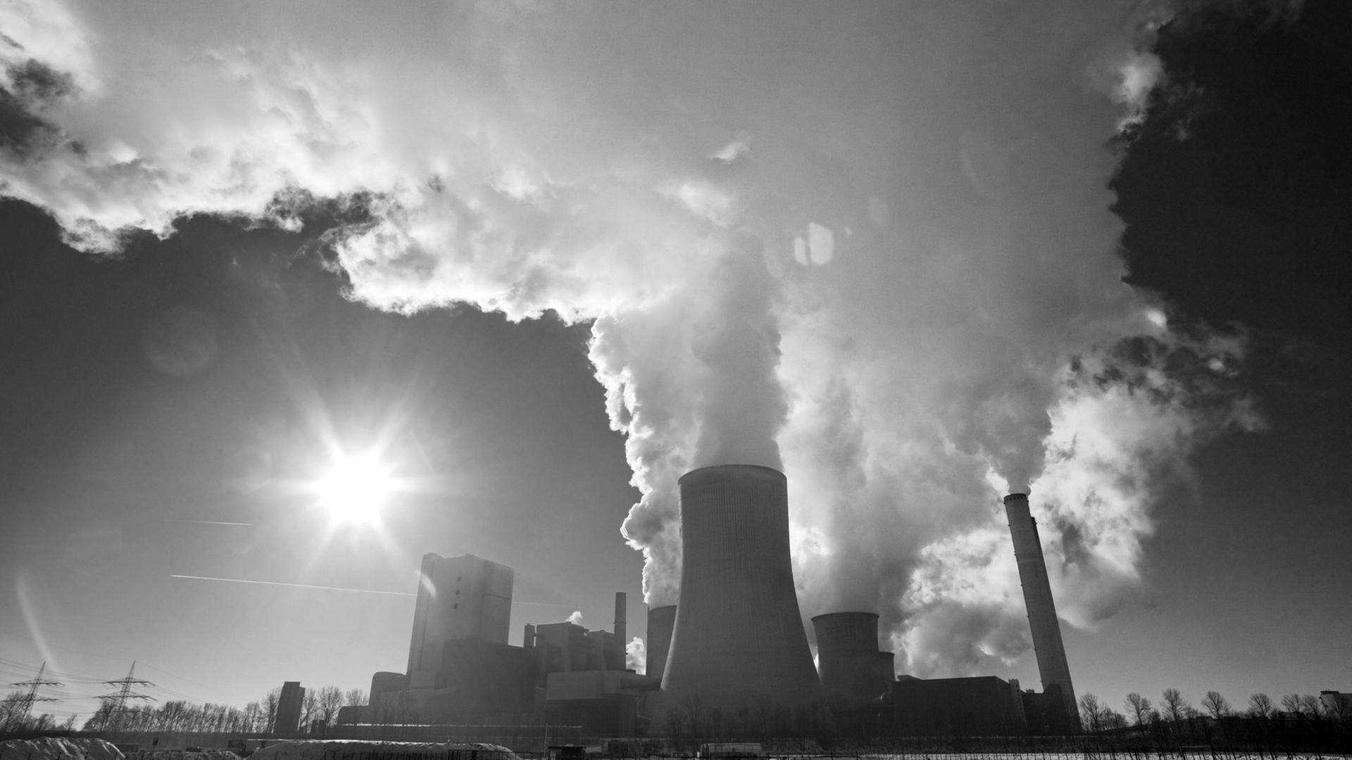 Qualm steigt aus Schornsteinen des Braunkohlekraftwerks Niederaußem, betrieben durch RWE Power, in Nordrhein-Westfalen. Qualm steigt aus Schornsteinen des Braunkohlekraftwerks Niederaußem, betrieben durch RWE Power, in Nordrhein-Westfalen.