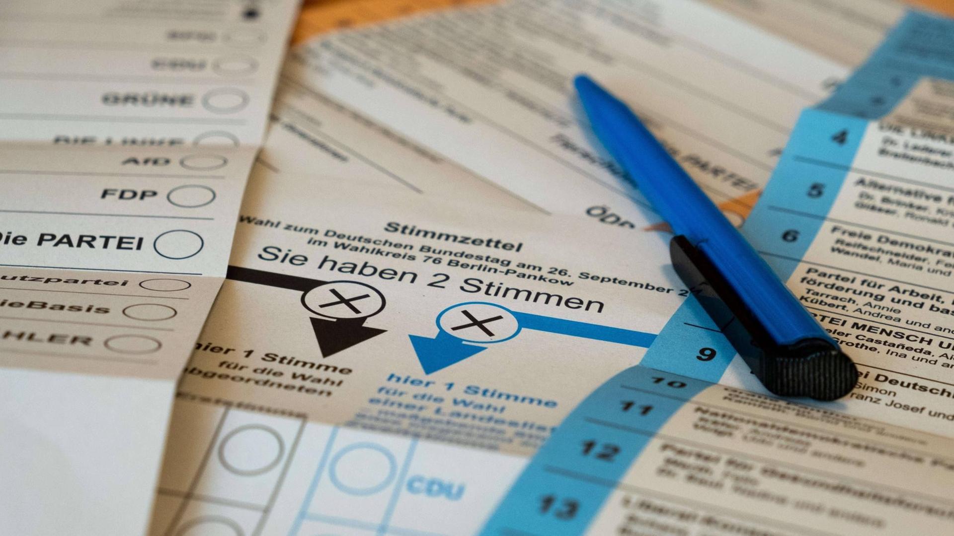 Ein Kugelschreiber liegt auf den Stimmzetteln für die bevorstehende Bundestagswahl und die Wahl zum Berliner Abgeordneten Haus. Ein Kugelschreiber liegt auf den Stimmzetteln für die bevorstehende Bundestagswahl und die Wahl zum Berliner Abgeordneten Haus.
