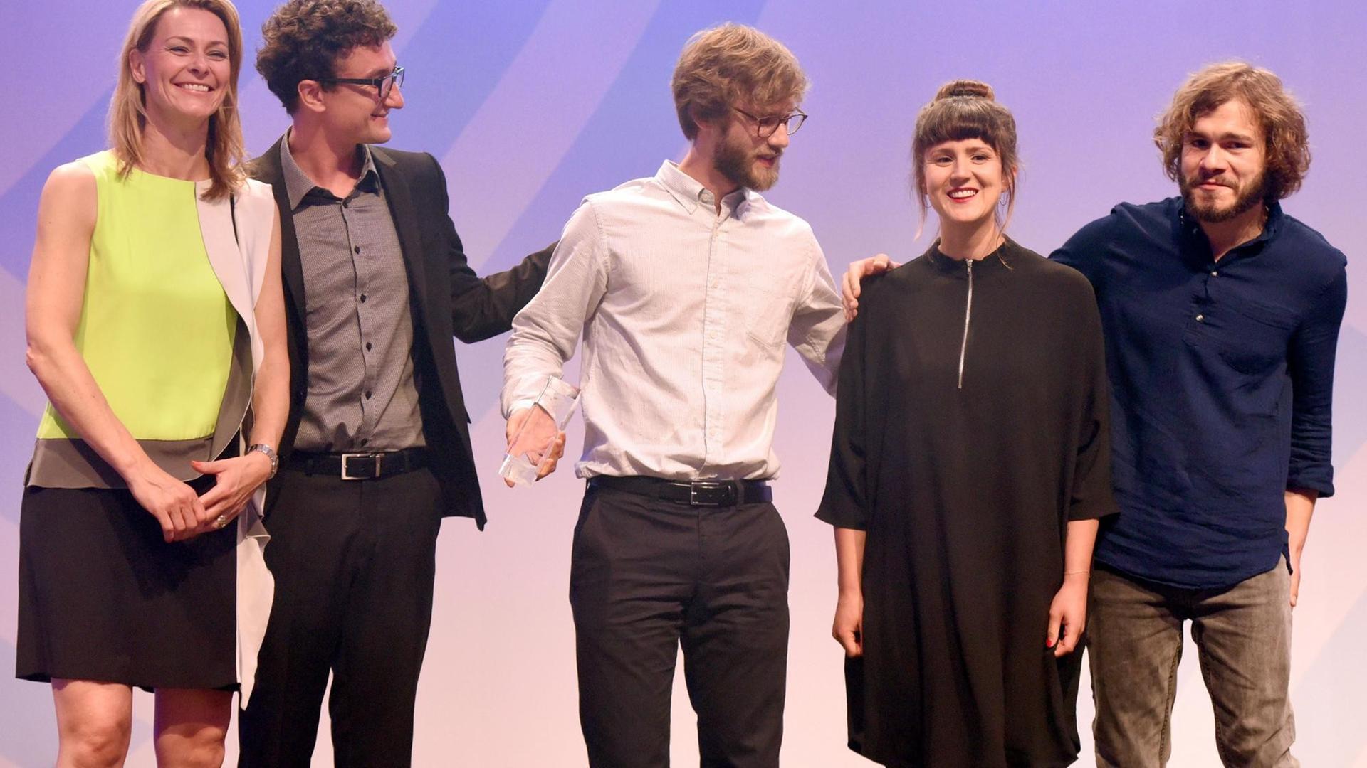 Laudatorin und Journalistin Anja Reschke (l) und das Team von «Strassengezwitscher»stehen am 24.06.2016 in Köln (Nordrhein-Westfalen) bei der Verleihung der Grimme Online Awards 2016 mit dem Preis in der Kategorie «Information» auf der Bühne. Foto: Henning Kaiser/dpa (zu dpa «Grimme Online Award für Twitter-Account über rechte Demos» vom 24.06.2016) | Verwendung weltweit Laudatorin und Journalistin Anja Reschke (l) und das Team von «Strassengezwitscher»stehen am 24.06.2016 in Köln (Nordrhein-Westfalen) bei der Verleihung der Grimme Online Awards 2016 mit dem Preis in der Kategorie «Information» auf der Bühne. Foto: Henning Kaiser/dpa (zu dpa «Grimme Online Award für Twitter-Account über rechte Demos» vom 24.06.2016) | Verwendung weltweit