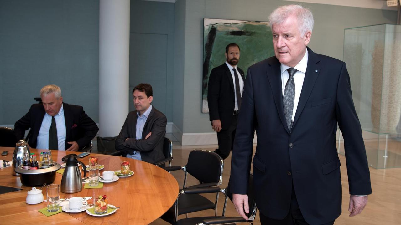 Horst Seehofer bei der Sondersitzung seines Kabinetts nach der Gewalttat in einem Münchener Einkaufszentrum mit zehn Toten. Horst Seehofer bei der Sondersitzung seines Kabinetts nach der Gewalttat in einem Münchener Einkaufszentrum mit zehn Toten.
