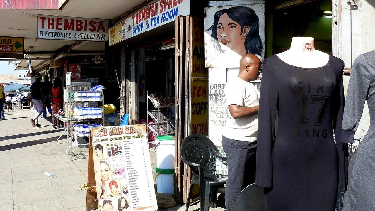Die Straße vor dem Friseursalon Die Straße vor dem Friseursalon