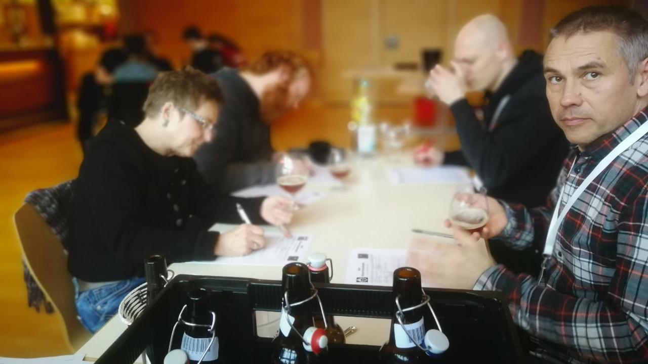 Welches Bier wohl das Beste ist? Jurymitglieder der Hobbybrauer auf Schloss Romrod Welches Bier wohl das Beste ist? Jurymitglieder der Hobbybrauer auf Schloss Romrod