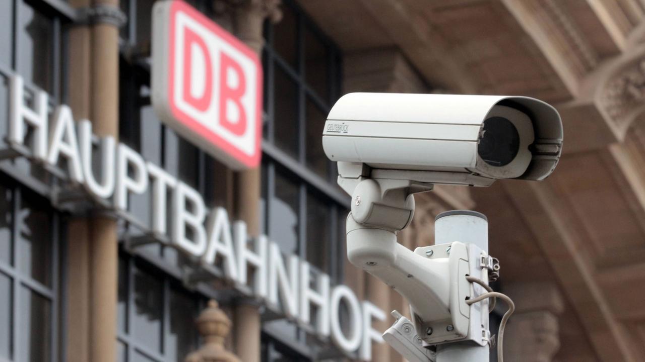 Eine Überwachungskamera steht auf dem Bahnhofsplatz vor dem Hauptbahnhof Frankfurt am Main Eine Überwachungskamera steht auf dem Bahnhofsplatz vor dem Hauptbahnhof Frankfurt am Main