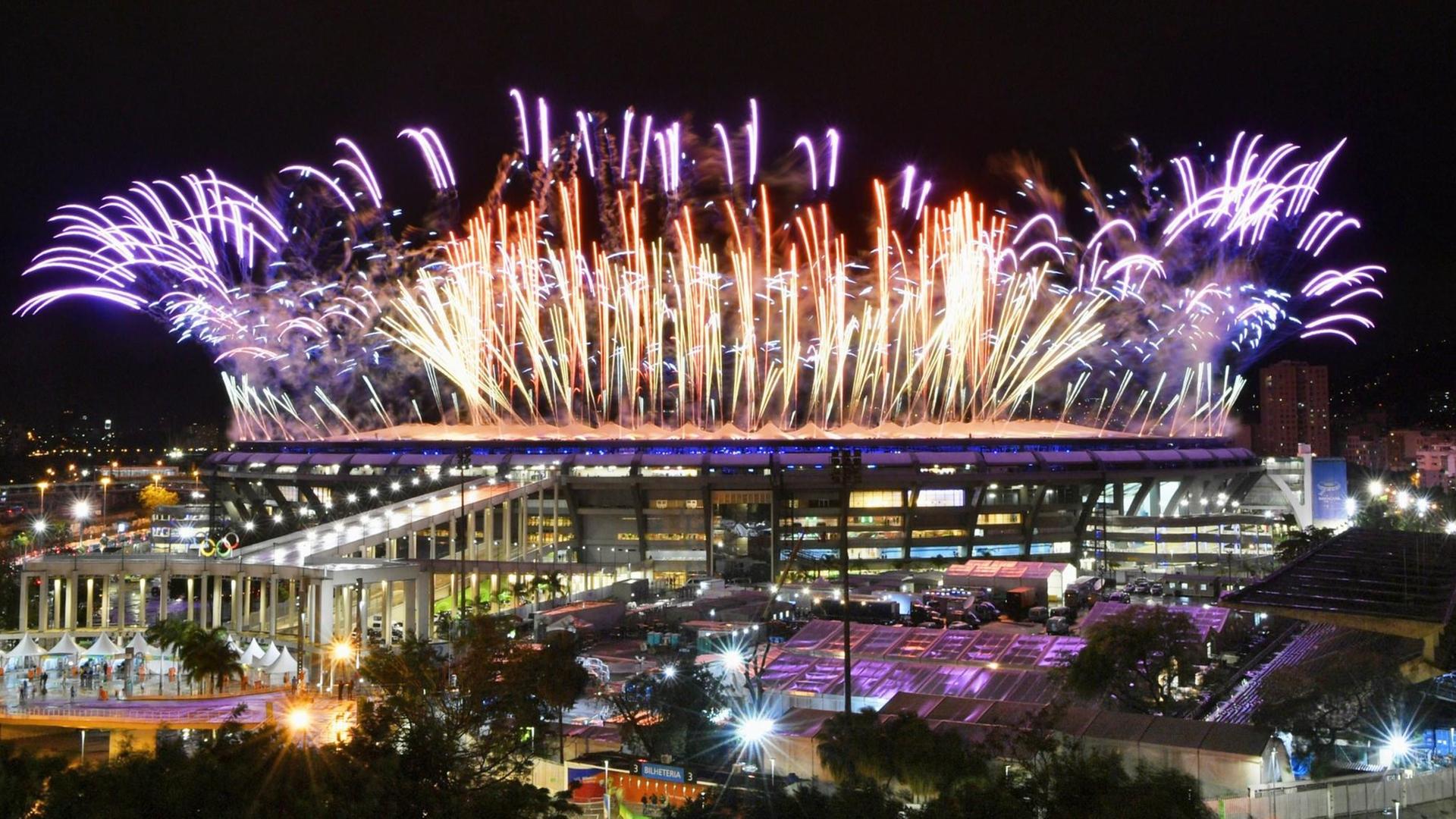 Feuerwerkskörper erleuchten über dem Stadion Maracana in Rio de Janeiro. Feuerwerkskörper erleuchten über dem Stadion Maracana in Rio de Janeiro.
