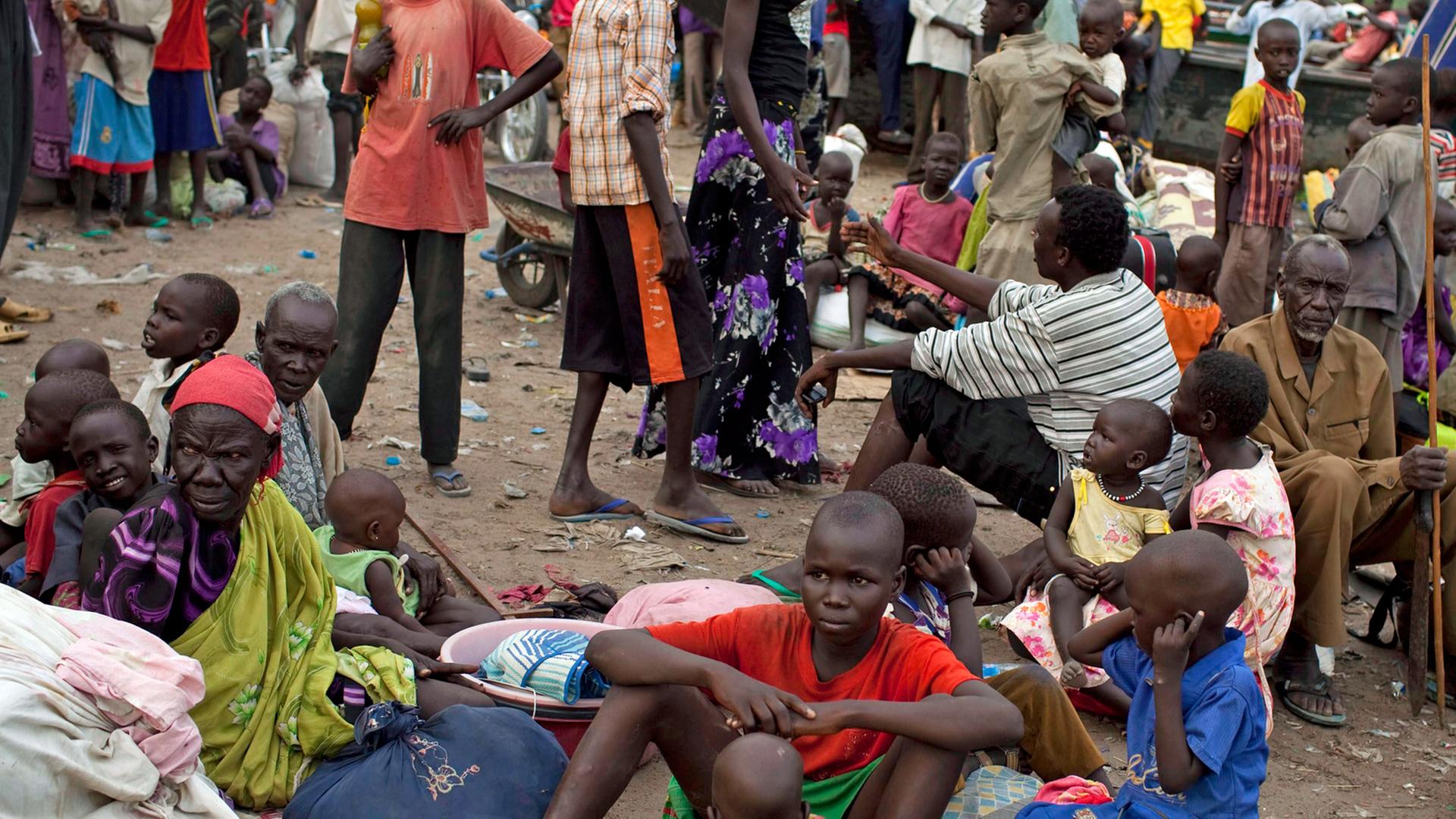 Vertriebene Südsudanesen vom Stamme der Dinka Vertriebene Südsudanesen vom Stamme der Dinka