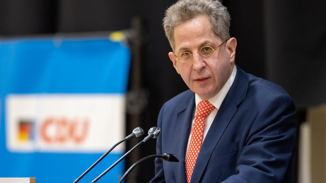 Hans-Georg Maaßen spricht vor der Wahlkreisvertreterversammlung der CDU-Kreisverbände in Südthüringen. Er steht an einem Pult und trägt Anzug, Krawatte und eine Brille. Hans-Georg Maaßen spricht vor der Wahlkreisvertreterversammlung der CDU-Kreisverbände in Südthüringen. Er steht an einem Pult und trägt Anzug, Krawatte und eine Brille.