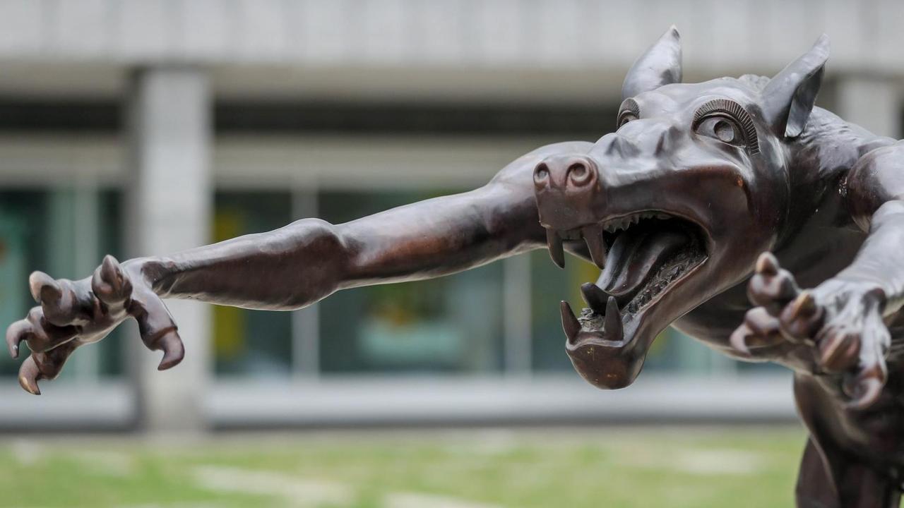Ein aggressiver Wolf aus Bronze des Künstlers Opolka symbolisiert einen Mitläufer während einer Kunstaktion. Mit der Kunstaktion will der Künstler gegen rechten Hass und Gewalt protestieren.