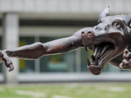 Ein aggressiver Wolf aus Bronze des Künstlers Opolka symbolisiert einen Mitläufer während einer Kunstaktion. Mit der Kunstaktion will der Künstler gegen rechten Hass und Gewalt protestieren.