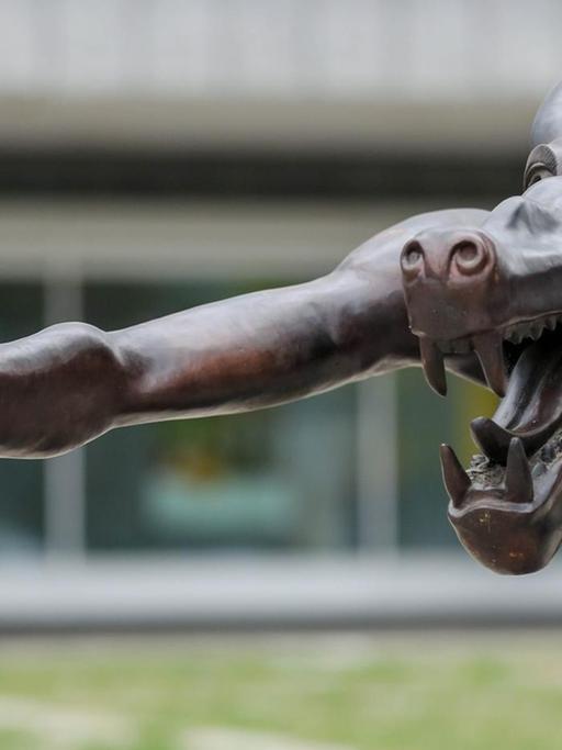 Ein aggressiver Wolf aus Bronze des Künstlers Opolka symbolisiert einen Mitläufer während einer Kunstaktion. Mit der Kunstaktion will der Künstler gegen rechten Hass und Gewalt protestieren.