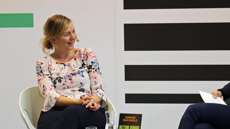 Die Schriftstellerin Simone Buchholz beim Bücherherbst-Gespräch 2017 Die Schriftstellerin Simone Buchholz beim Bücherherbst-Gespräch 2017