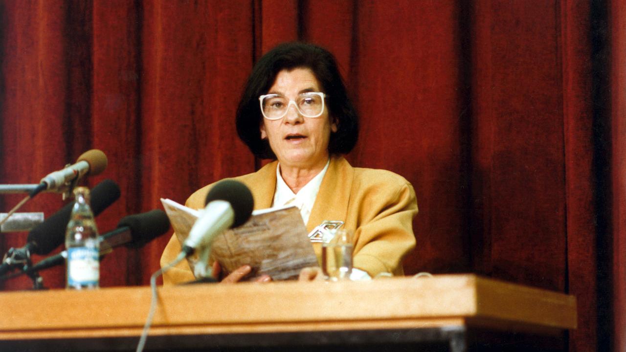 Die Schriftstellerin Christa Wolf im Jahr 1989, hier bei einer Lesung in Leipzig. Die Schriftstellerin Christa Wolf im Jahr 1989, hier bei einer Lesung in Leipzig.