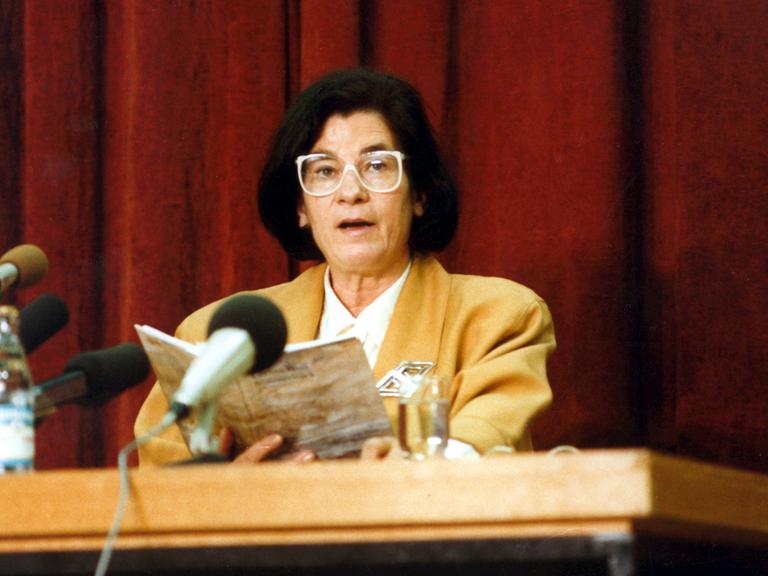 Die Schriftstellerin Christa Wolf im Jahr 1989, hier bei einer Lesung in Leipzig.