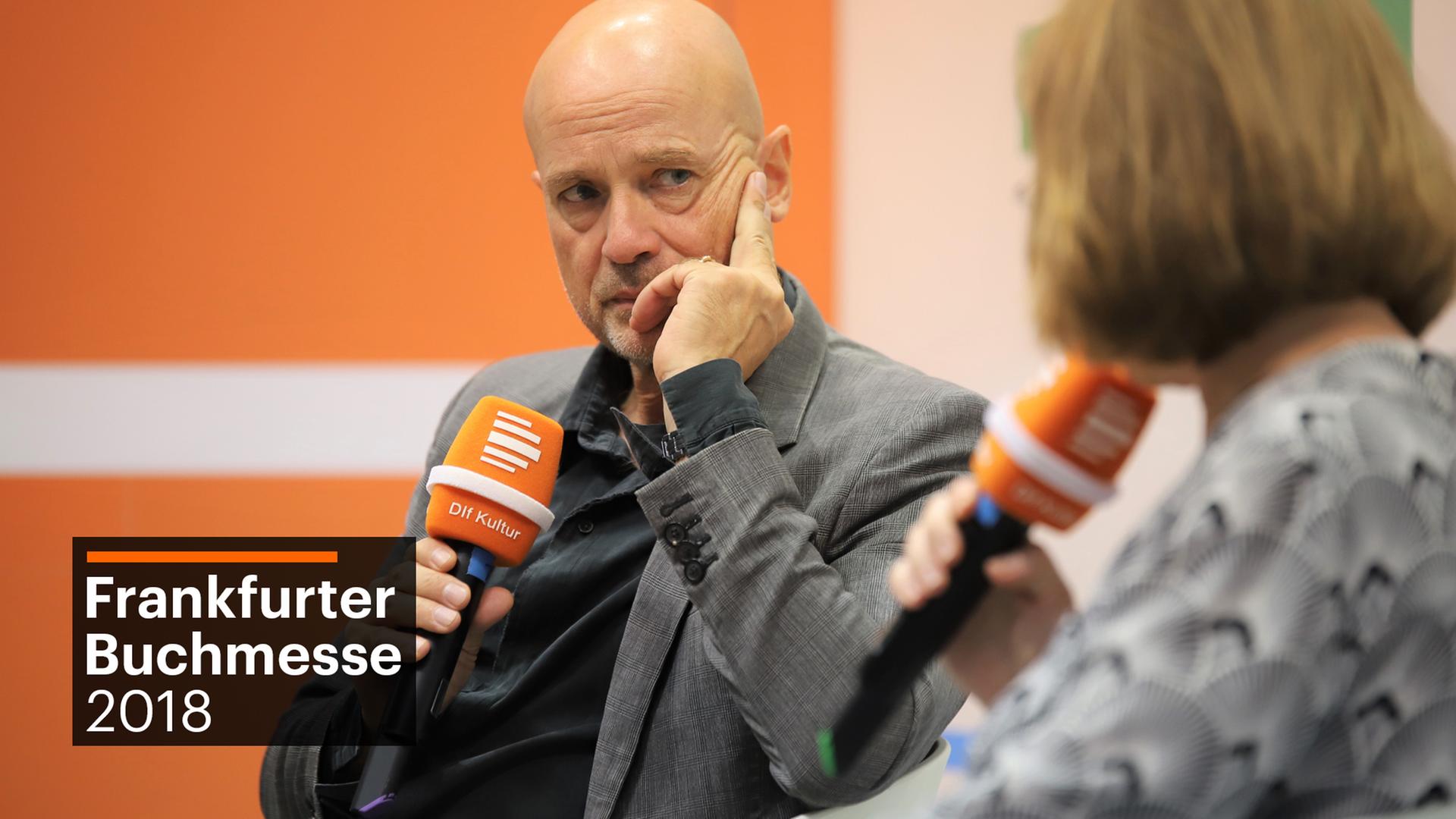 Schauspieler und Autor Christian Berkel im Gespräch mit Moderatorin Susanne Führer während der Frankfurter Buchmesse. Schauspieler und Autor Christian Berkel im Gespräch mit Moderatorin Susanne Führer während der Frankfurter Buchmesse.