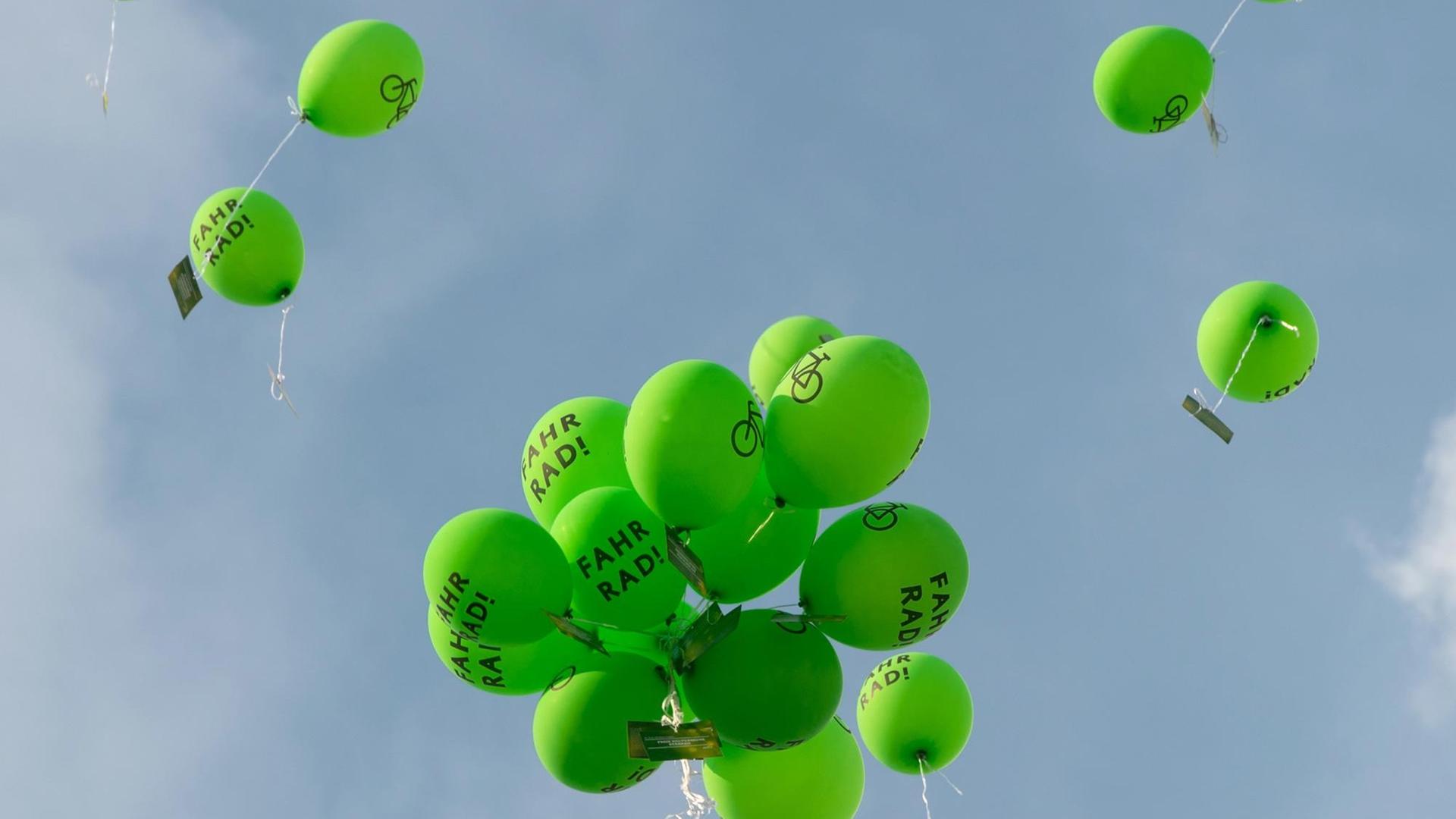 Grüne Luftballons mit der Aufschrift «Fahrrad» fliegen am 16. September 2016 in Berlin bei der Abschluss-Aktion der Grünen anlässlich der Wahlen zum Berliner Abgeordnetenhaus vor dem Frankfurter Tor in die Luft.