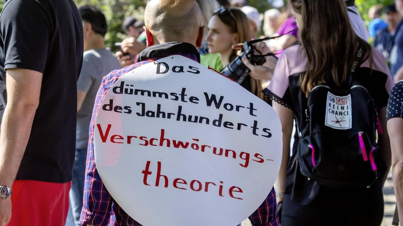 Deutschland, Baden-Württemberg, Stuttgart, 16.05.2020: 8. Mahnwache für das Grundgesetz. Mehrere Tausend Menschen demonstrieren in Stuttgart gegen Corona-Beschränkungen. Aufgerufen hatte die Initiative Querdenken711, die das Grundgesetz in Gefahr sieht Deutschland, Baden-Württemberg, Stuttgart, 16.05.2020: 8. Mahnwache für das Grundgesetz. Mehrere Tausend Menschen demonstrieren in Stuttgart gegen Corona-Beschränkungen. Aufgerufen hatte die Initiative Querdenken711, die das Grundgesetz in Gefahr sieht