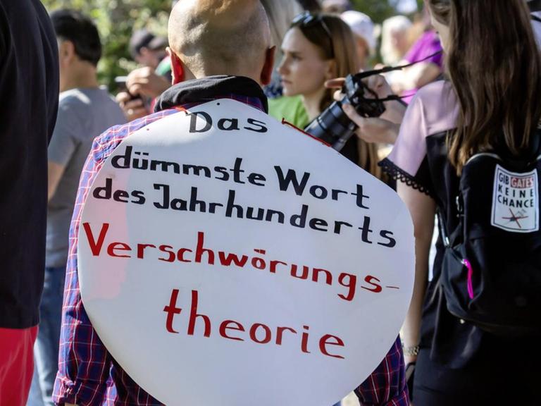 Deutschland, Baden-Württemberg, Stuttgart, 16.05.2020: 8. Mahnwache für das Grundgesetz. Mehrere Tausend Menschen demonstrieren in Stuttgart gegen Corona-Beschränkungen. Aufgerufen hatte die Initiative Querdenken711, die das Grundgesetz in Gefahr sieht