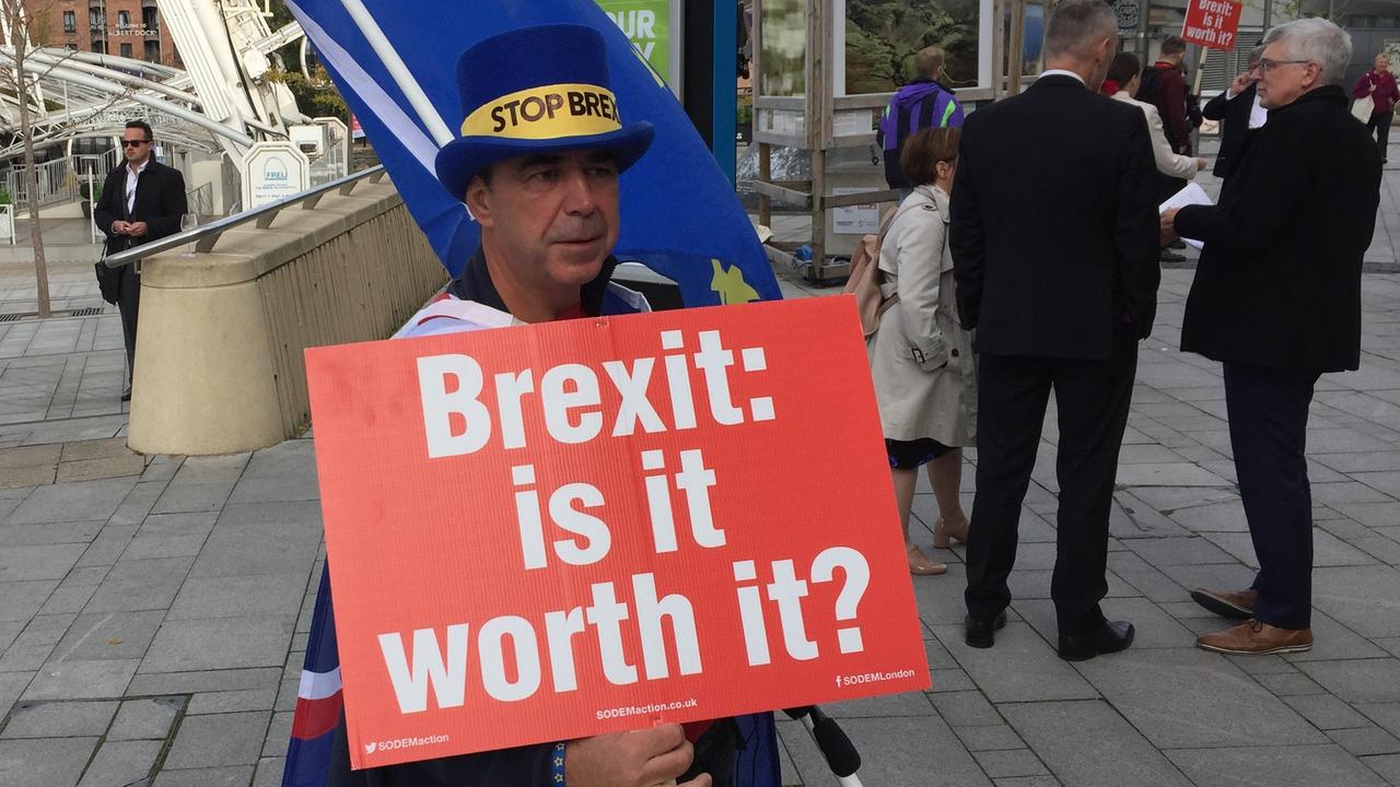 Steven Bray demonstriert vor dem Labour- Parteitag gegen den Brexit. Steven Bray demonstriert vor dem Labour- Parteitag gegen den Brexit.