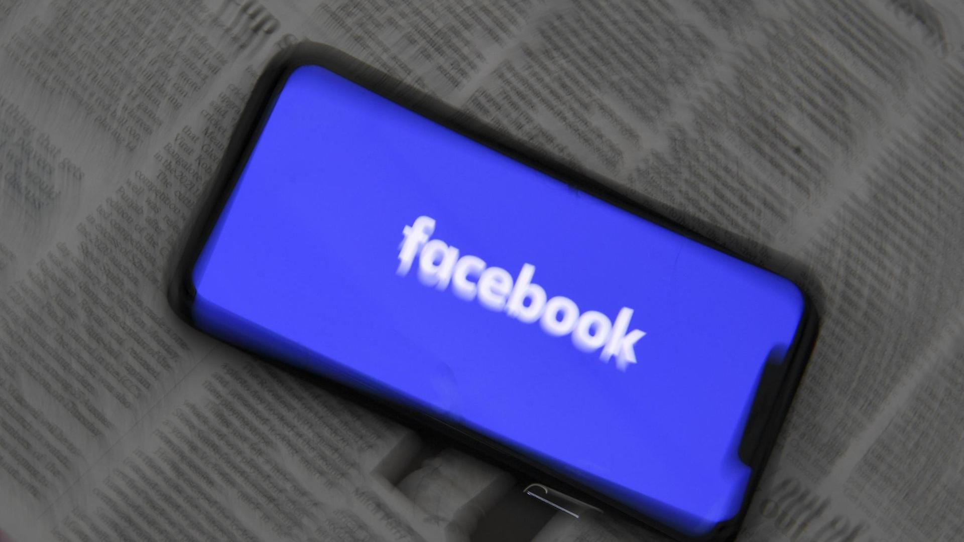 Ein Handy mit einem Logo von Facebook