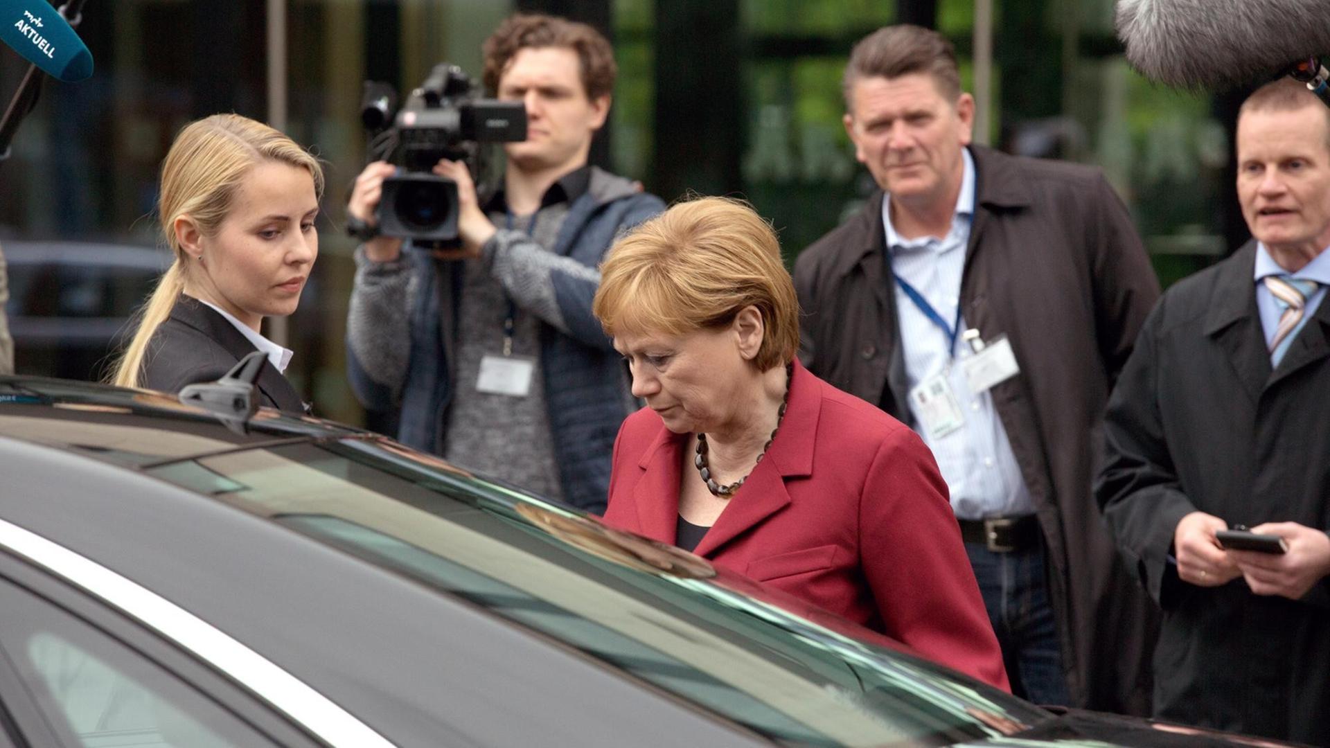 ONE DIE GETRIEBENEN, am Freitag (01.05.20) um 13:35 Uhr. Imogen Kogge (Mitte) als Angela Merkel. © rbb/carte blanche/Volker Roloff, honorarfrei - Verwendung gemäß der AGB im engen inhaltlichen, redaktionellen Zusammenhang mit genannter Sendung bei Nennung "Bild: rbb/carte blanche/Volker Roloff" (S2+). WDR Kommunikation/Redaktion Bild, Köln, Tel: 0221/220 -7132 oder -7133, Fax: -777132, bildredaktion@wdr.de ONE DIE GETRIEBENEN, am Freitag (01.05.20) um 13:35 Uhr. Imogen Kogge (Mitte) als Angela Merkel. © rbb/carte blanche/Volker Roloff, honorarfrei - Verwendung gemäß der AGB im engen inhaltlichen, redaktionellen Zusammenhang mit genannter Sendung bei Nennung "Bild: rbb/carte blanche/Volker Roloff" (S2+). WDR Kommunikation/Redaktion Bild, Köln, Tel: 0221/220 -7132 oder -7133, Fax: -777132, bildredaktion@wdr.de