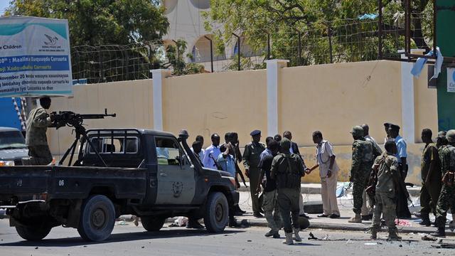 Somalische Sicherheitskräfte versammeln sich um das angegriffene Bildungsministerium.