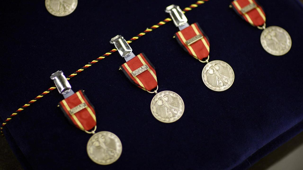 Kissen mit Orden: Auszeichnung mit der Einsatzmedaille für Soldaten der Bundeswehr
