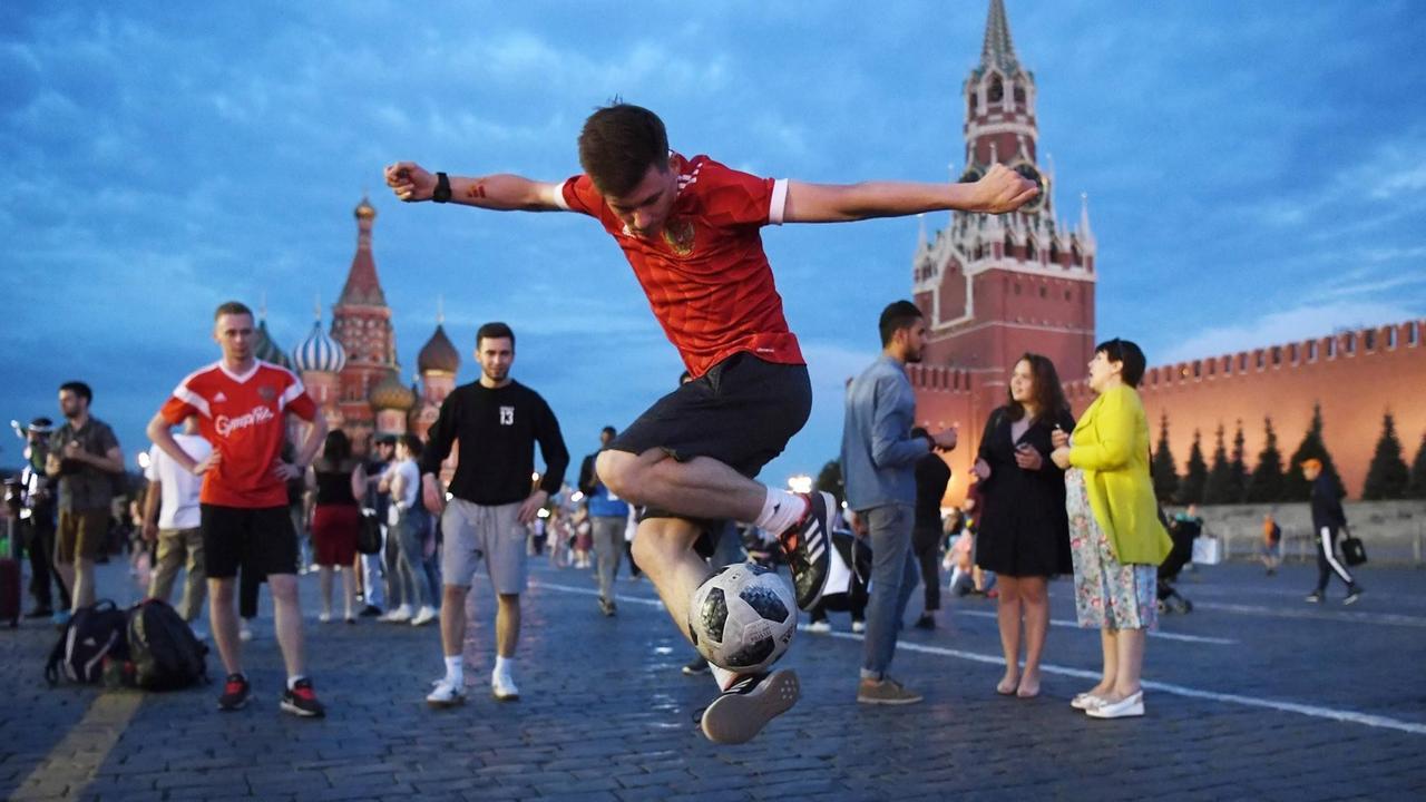 Fans spielen während der WM Fussball auf dem Roten Platz. Fans spielen während der WM Fussball auf dem Roten Platz.
