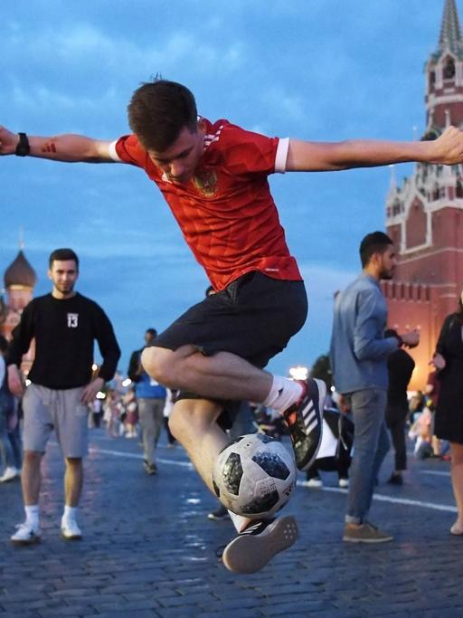 Fans spielen während der WM Fussball auf dem Roten Platz.
