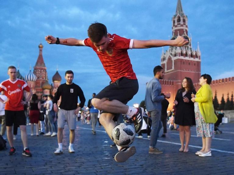 Fans spielen während der WM Fussball auf dem Roten Platz.