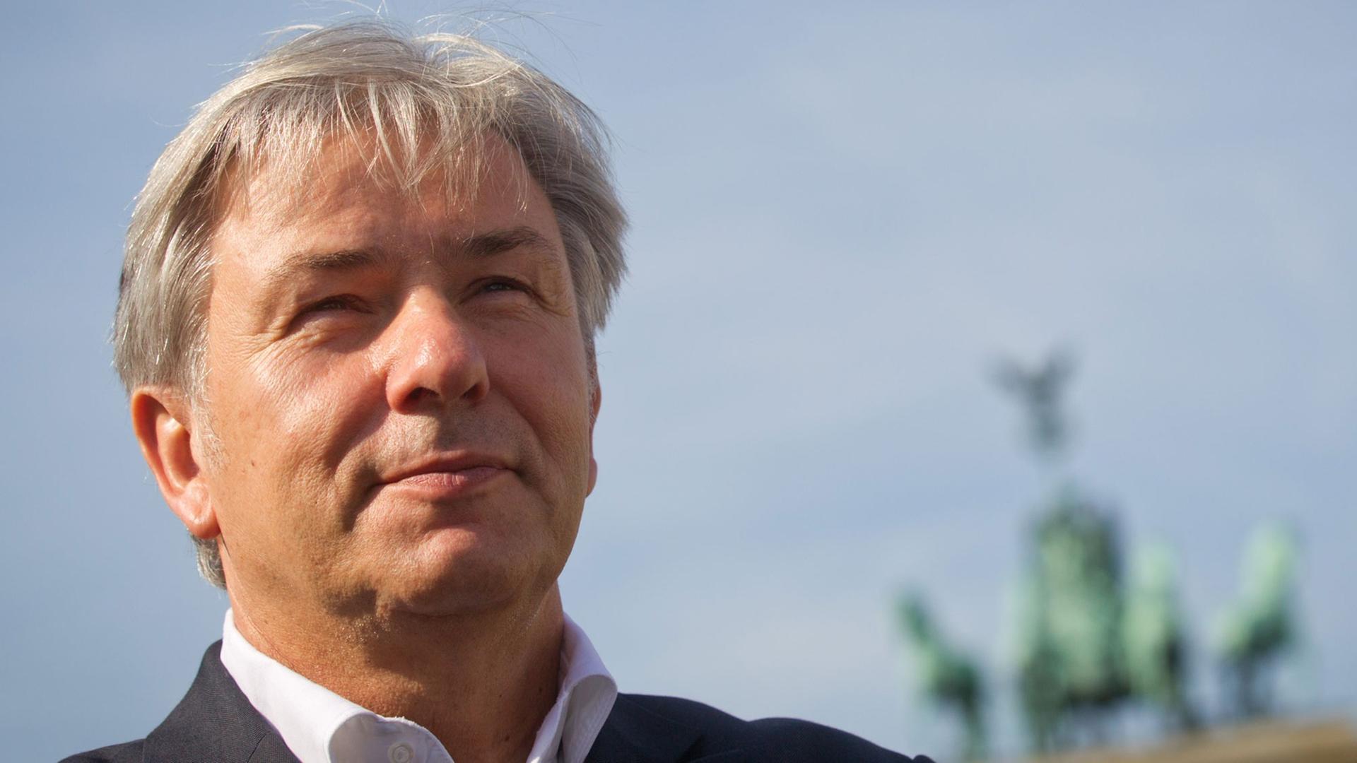 Berlins Regierender Bürgermeister Klaus Wowereit (SPD) vor dem Brandenburger Tor. Berlins Regierender Bürgermeister Klaus Wowereit (SPD) vor dem Brandenburger Tor.