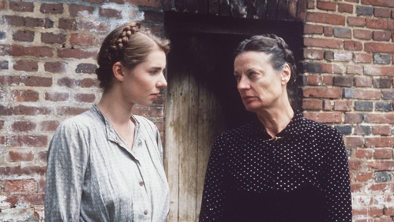 Filmszene aus Joseph Vilsmaiers „Herbstmilch“: Anna (DANA VAVROVA, l.) leidet sehr unter der eifersüchtigen Schwiegermutter (RENATE GROSSER). Filmszene aus Joseph Vilsmaiers „Herbstmilch“: Anna (DANA VAVROVA, l.) leidet sehr unter der eifersüchtigen Schwiegermutter (RENATE GROSSER).