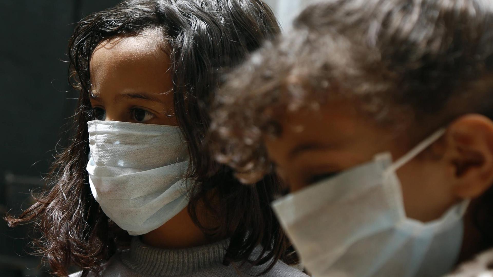Kinder in Jemens Hauptstadt Sanaa tragen am 15.3.2020 Mundschutzmasken.  