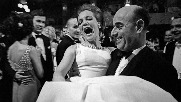 Schauspielerin Romy Schneider mit Produzent Artur Brauner auf dem Burda-Ball. Das Bild ist Teil der Ausstellung "Romy Schneider". Schauspielerin Romy Schneider mit Produzent Artur Brauner auf dem Burda-Ball. Das Bild ist Teil der Ausstellung "Romy Schneider".