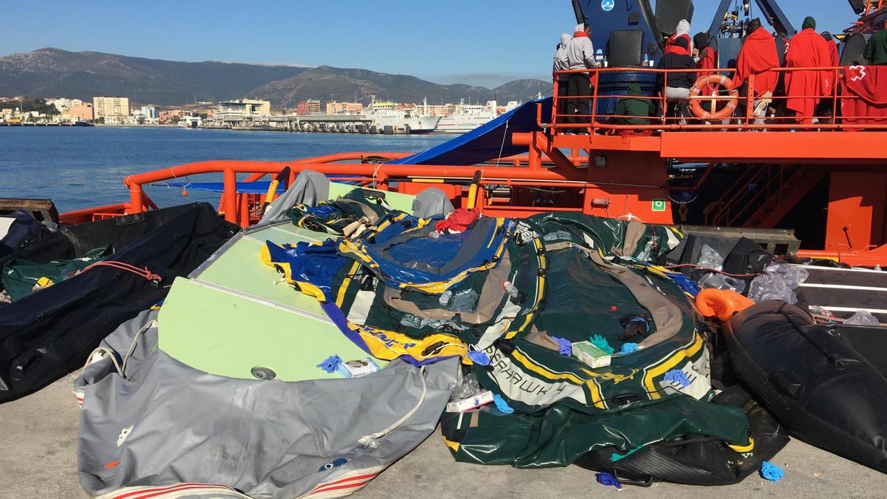 Schlauchboote liegen auf einer Mole im Hafen von Algeciras, an der ein Rettungsboot mit Flüchtlingen an Bord festgemacht hat.