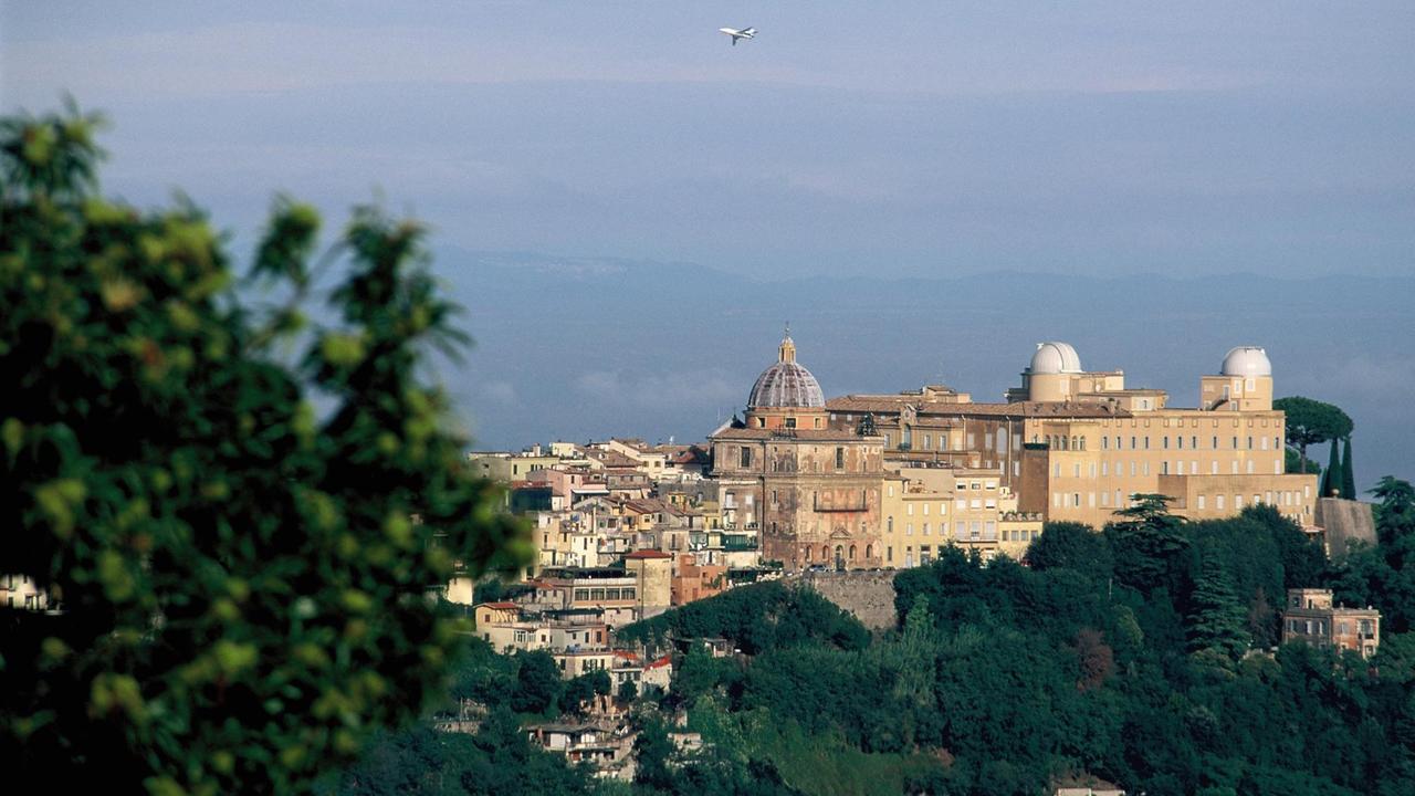 Blick auf Castel Gandolfo am Lago Albano mit der Sommerresidenz des Papstes in der italienischen Provinz Latium. Blick auf Castel Gandolfo am Lago Albano mit der Sommerresidenz des Papstes in der italienischen Provinz Latium.