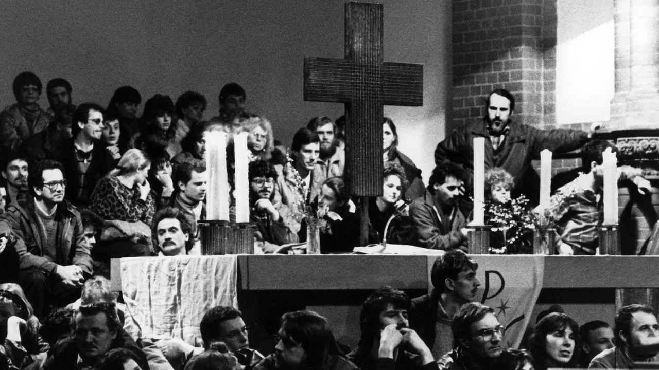 Bürger der DDR treffen sich am 05.02.1988 nach den Äußerungen des inhaftierten Musikers Stephan Krawczyk zu einem Fürbitt-Gottesdienst in der überfüllten Ostberliner Gethsemane-Kirche.