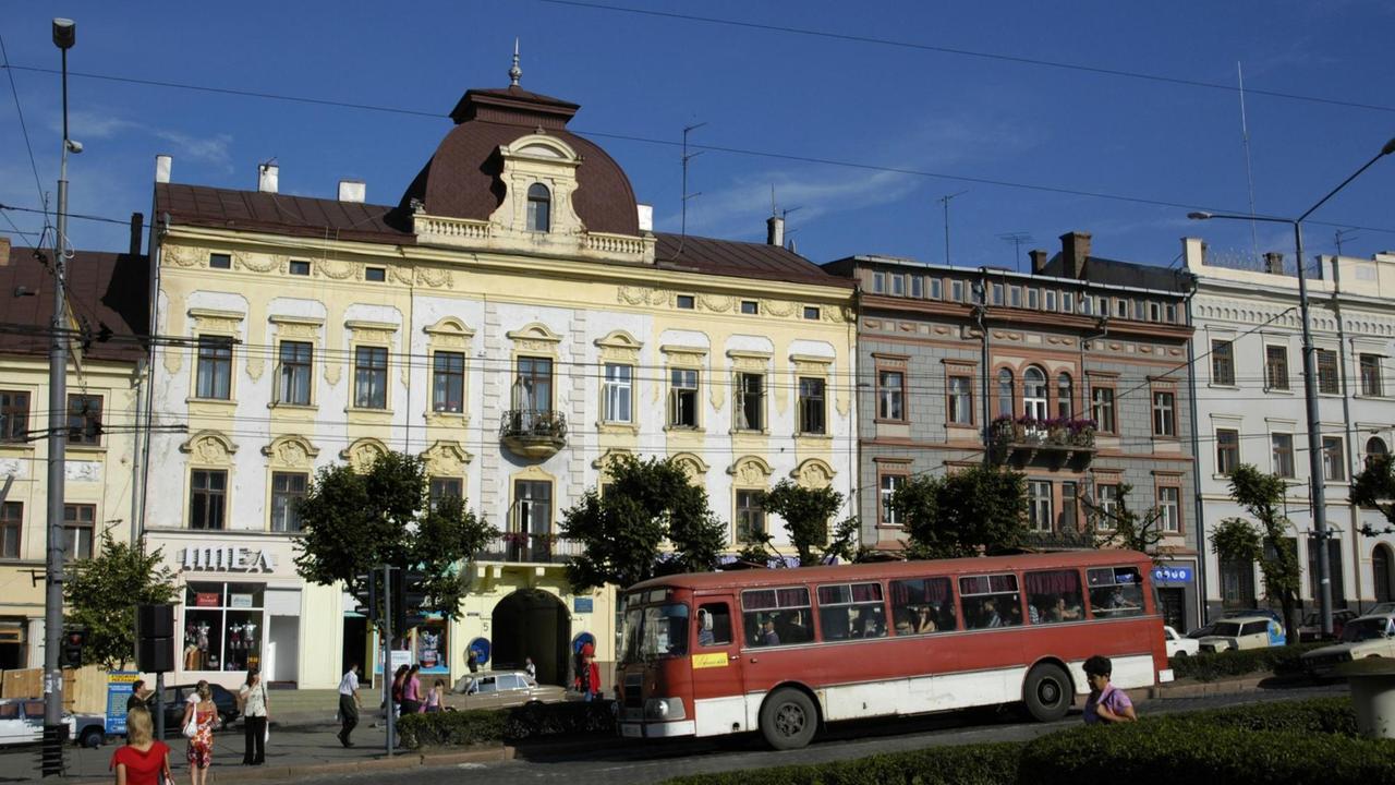 Ein alter Bus fährt durch die Straßen der Stadt Ein alter Bus fährt durch die Straßen der Stadt