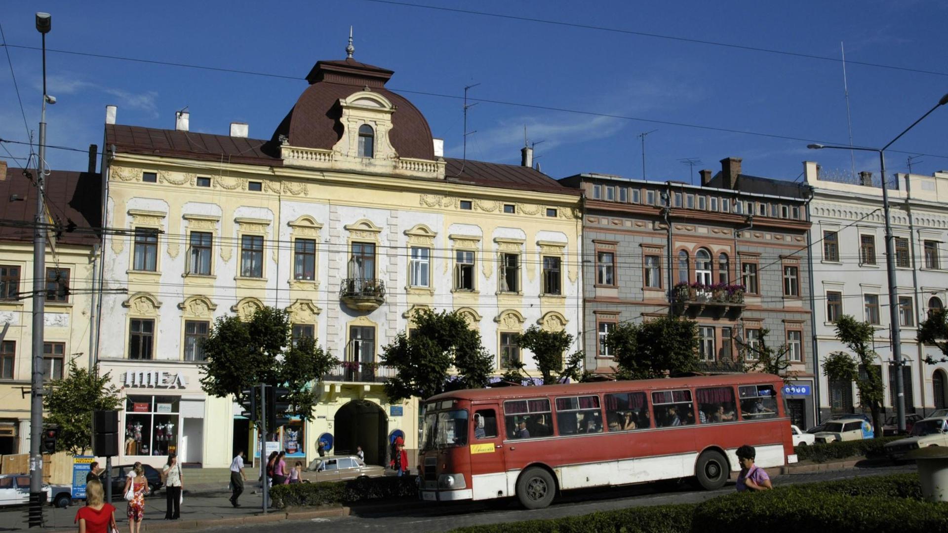 Ein alter Bus fährt durch die Straßen von Czernowitz in der heutigen Ukraine Ein alter Bus fährt durch die Straßen von Czernowitz in der heutigen Ukraine