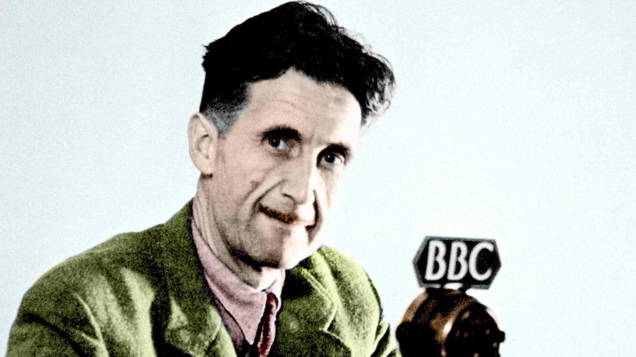Der englische Schriftsteller George Orwell spricht 1943 am Mikrofon der BBC.