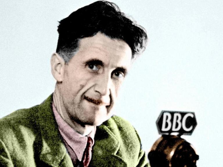 Der englische Schriftsteller George Orwell spricht 1943 am Mikrofon der BBC.