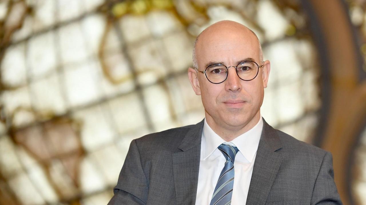 Gabriel Felbermayr, Präsident des Instituts für Weltwirtschaft, sitzt im Treppenhaus des Instituts Gabriel Felbermayr, Präsident des Instituts für Weltwirtschaft, sitzt im Treppenhaus des Instituts
