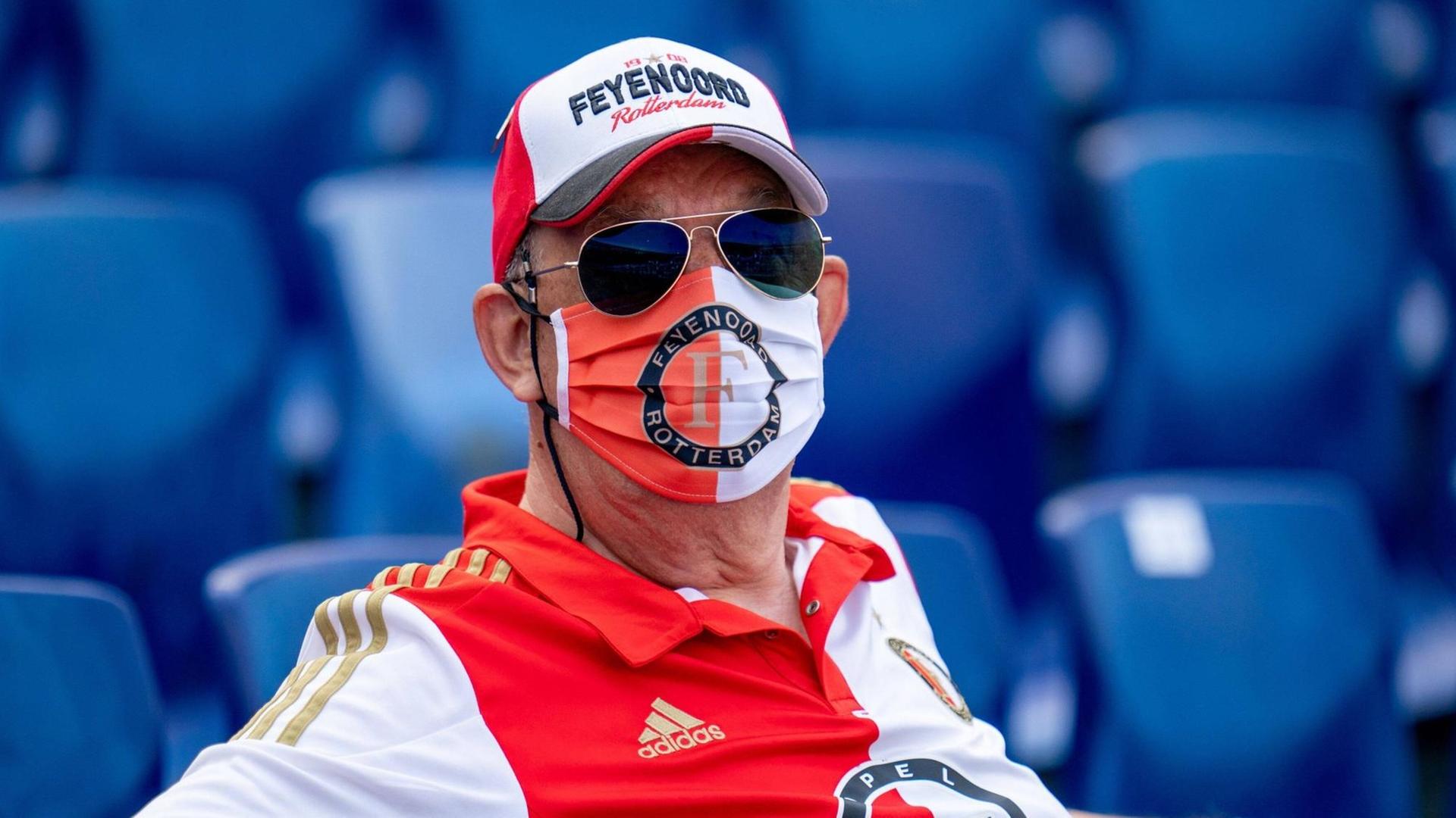 ROTTERDAM - Feyenoord - Sparta , Football , Season 2020/2021, friendly pre-season match, Eredivisie , Stadium Feijenoord de Kuip , 09-08-2020 , Supporters with Masks and distance Feyenoord - Sparta PUBLICATIONxNOTxINxNED x8879489x Copyright: ROTTERDAM - Feyenoord - Sparta , Football , Season 2020/2021, friendly pre-season match, Eredivisie , Stadium Feijenoord de Kuip , 09-08-2020 , Supporters with Masks and distance Feyenoord - Sparta PUBLICATIONxNOTxINxNED x8879489x Copyright: