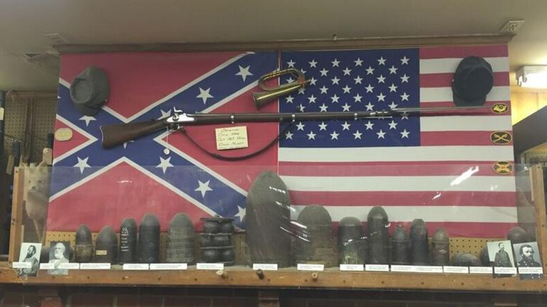 Waffen mit Südstaatenfahne in einem Gunshop in Warrenton, USA Waffen mit Südstaatenfahne in einem Gunshop in Warrenton, USA