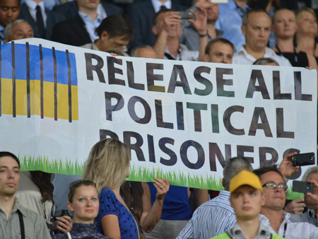 Die Europaabgeordneten Rebecca Harms und Werner Schulz fordern während eines EM-Gruppenspiels im ukrainischen Charkow die Freilassung politischer Gefangener Die Europaabgeordneten Rebecca Harms und Werner Schulz fordern während eines EM-Gruppenspiels im ukrainischen Charkow die Freilassung politischer Gefangener