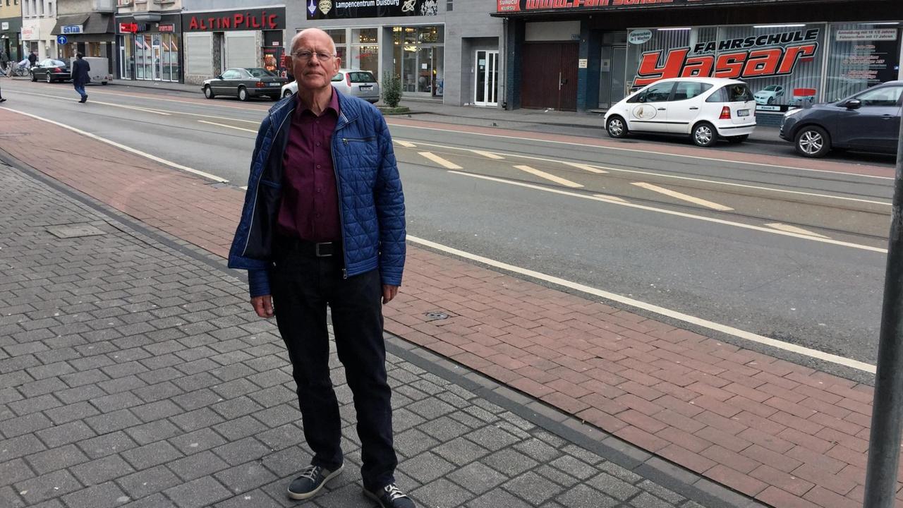 Duisburger Uwe Heinrich an einer befahrenen Seite Duisburger Uwe Heinrich an einer befahrenen Seite