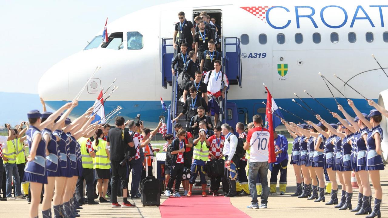 Eine Maschine mit der kroatischen Fußball-Nationalmannschaft ist auf dem Flughafen von Zagreb gelandet. Eine Maschine mit der kroatischen Fußball-Nationalmannschaft ist auf dem Flughafen von Zagreb gelandet.