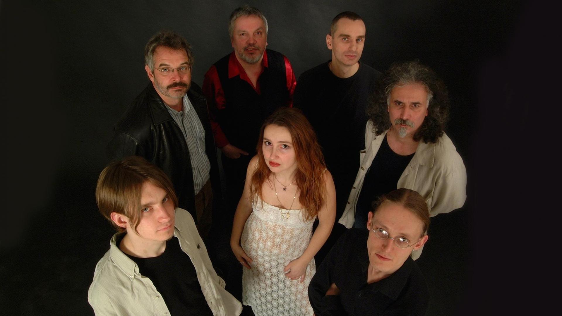 Die sieben Mitglieder der Gruppe Bierfiedler/Folkländer von oben aufgenommen. Die sieben Mitglieder der Gruppe Bierfiedler/Folkländer von oben aufgenommen.