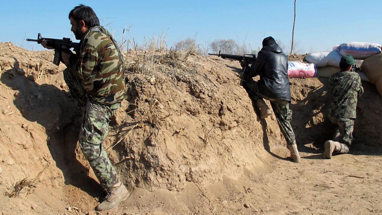 Afghanische Sicherheitskräft im Kampf im südafghanischen Helmand Afghanische Sicherheitskräft im Kampf im südafghanischen Helmand