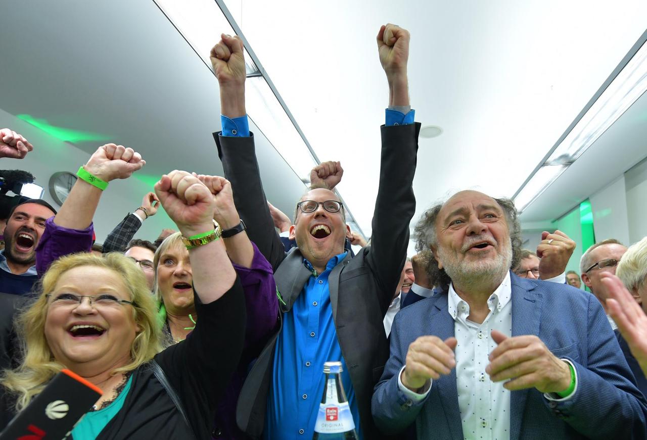 Landtagswahl Hessen: Anhänger der Grünen jubeln in Wiesbaden über das Ergebnis. Landtagswahl Hessen: Anhänger der Grünen jubeln in Wiesbaden über das Ergebnis.