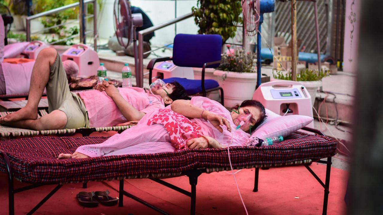 In Ghaziabad im indischen Unionsstaat Uttar Pradesh werden in einem Krankenhaus Covid-19-Patienten behandelt